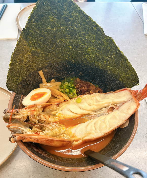 シンガポールで食べた濃厚なエビだしラーメン。なんと32ドル！(3700円)