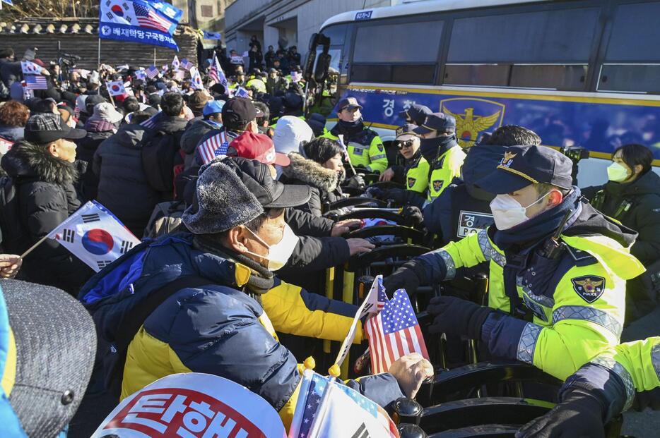 31日、尹錫悦大統領の公邸付近で警察ともみ合いになる尹氏支持者＝ソウル（共同）