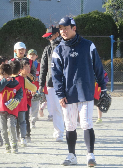 子供たちに野球を教えるヤクルト・増田