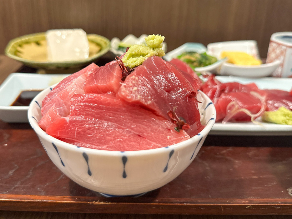 自分でごはんの上にマグロを載せて丼にするのも楽しい