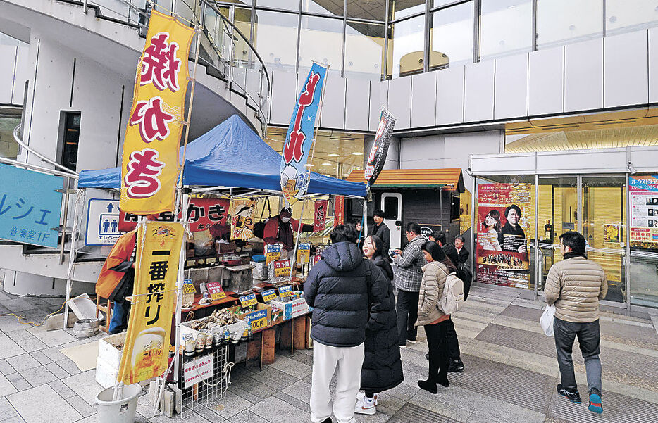 音楽ライブの会場となる県立音楽堂前の広場