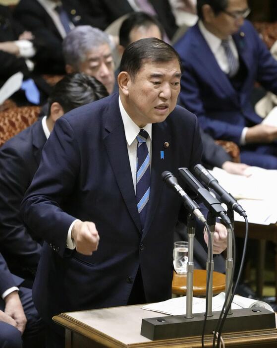 参院予算委で答弁する石破首相＝6日午前