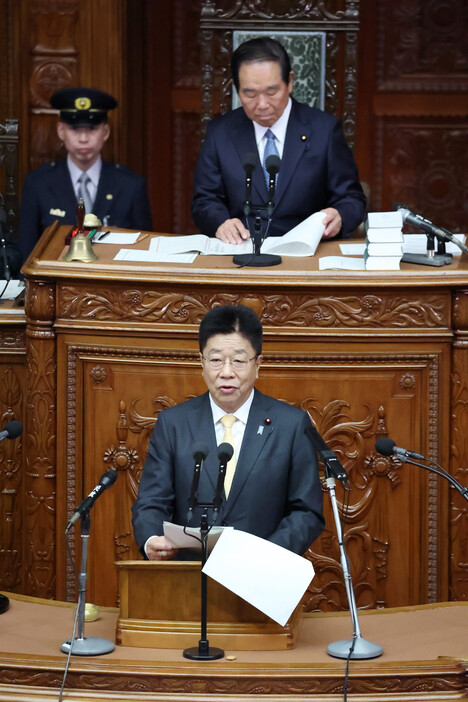 加藤勝信財務相（手前）は９日、２０２４年度補正予算案の臨時国会提出を受け、衆院本会議で財政演説を行った。後方は額賀福志郎議長＝同日午後、国会内