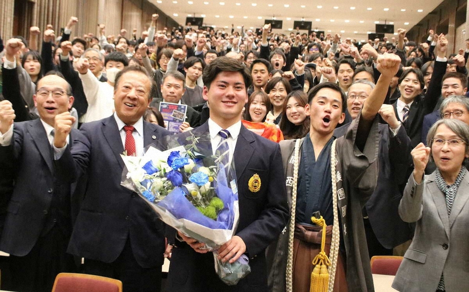 関大の壮行会に参加した中日ドラフト1位の金丸（中央）（撮影・河合　洋介）