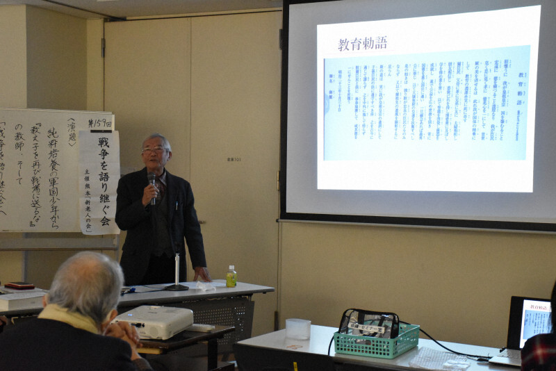 市民団体の「戦争を語り継ぐ会」の集まりで講演した安藤冨士記さん（右）＝熊本市中央区で2024年11月30日午後1時50分、山口桂子撮影