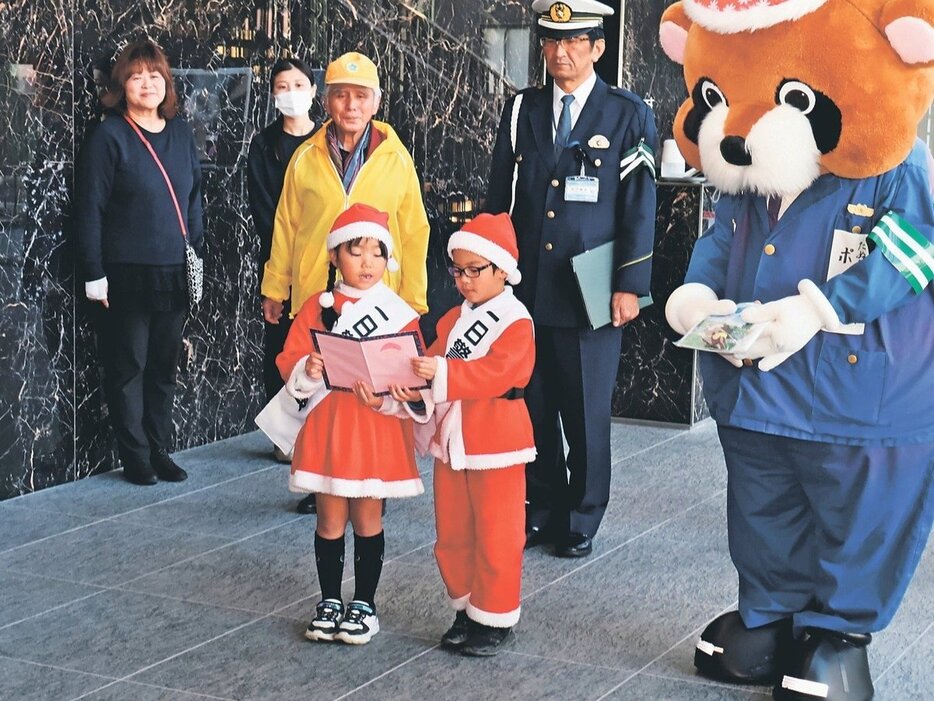 アイザック環境事業本部を訪れ、従業員に安全運転を呼びかける稲井颯磨ちゃん（中央右）と平崎茉依ちゃん（同左）