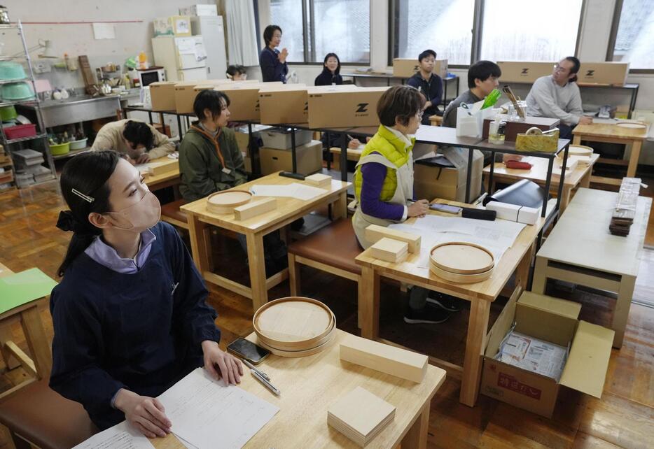 石川県立輪島漆芸技術研修所で初めての授業を受ける新入生たち＝6日午前、石川県輪島市