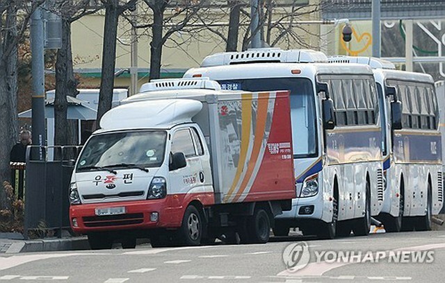 大統領公邸付近に停車している郵便局の車両＝23日、ソウル（聯合ニュース）