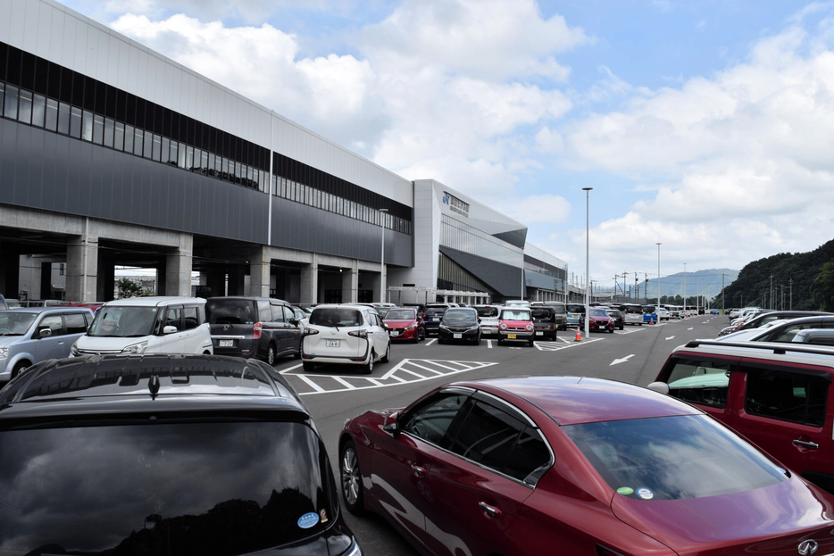 混雑する北陸新幹線越前たけふ駅の無料駐車場＝8月、福井県越前市大屋町