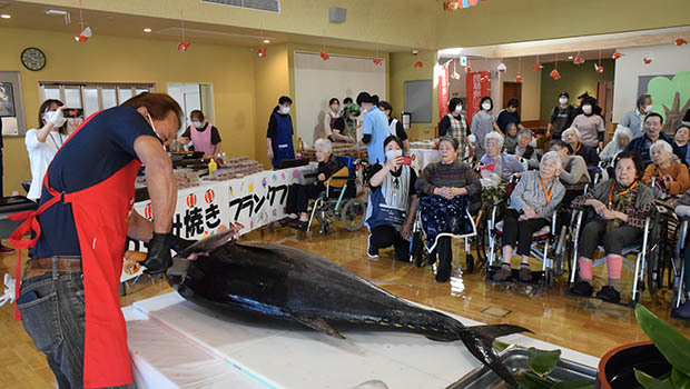 入居者の目の前でクロマグロが解体された