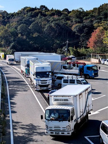 国道2号西広島バイパスの佐方サービスエリア。駐車枠の外に停車するトラックもある（画像の一部を修整しています）＝廿日市市