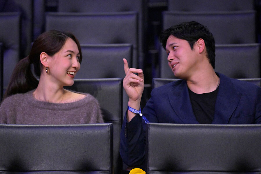 レイカーズの試合を観戦したドジャース・大谷翔平（右）と真美子夫人【写真：ロイター】