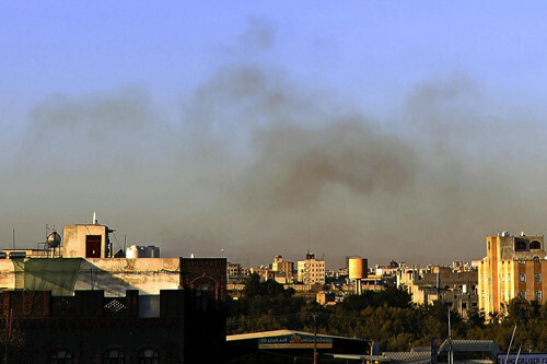 ２６日、イエメンの首都サヌアで、イスラエル軍の空爆後に国際空港周辺から立ち上る煙＝ＡＰ