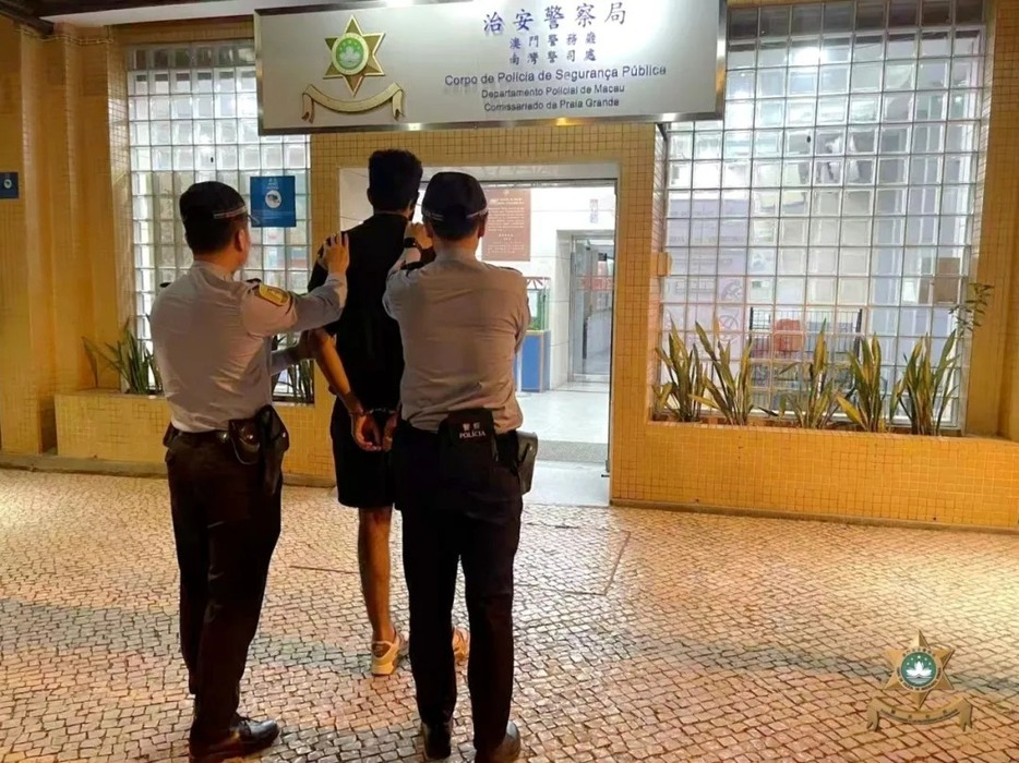 マカオ治安警察局が逮捕した男（写真：マカオ治安警察局）