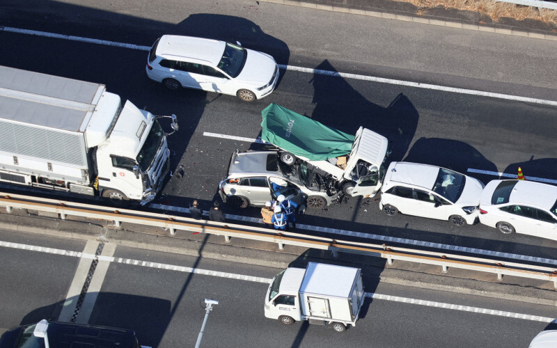 東名高速道路上り線の東京インターチェンジ付近で発生した多重事故＝東京都世田谷区で2024年12月27日午後0時36分、本社ヘリから玉城達郎撮影