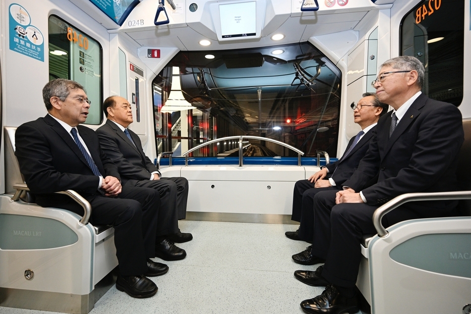 マカオLRT横琴線の列車に試乗する賀一誠マカオ行政長官ら＝2024年12月2日（写真：GCS）