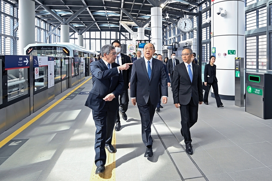 マカオLRT横琴線の蓮花駅を視察する賀一誠マカオ行政長官ら＝2024年12月2日（写真：GCS）