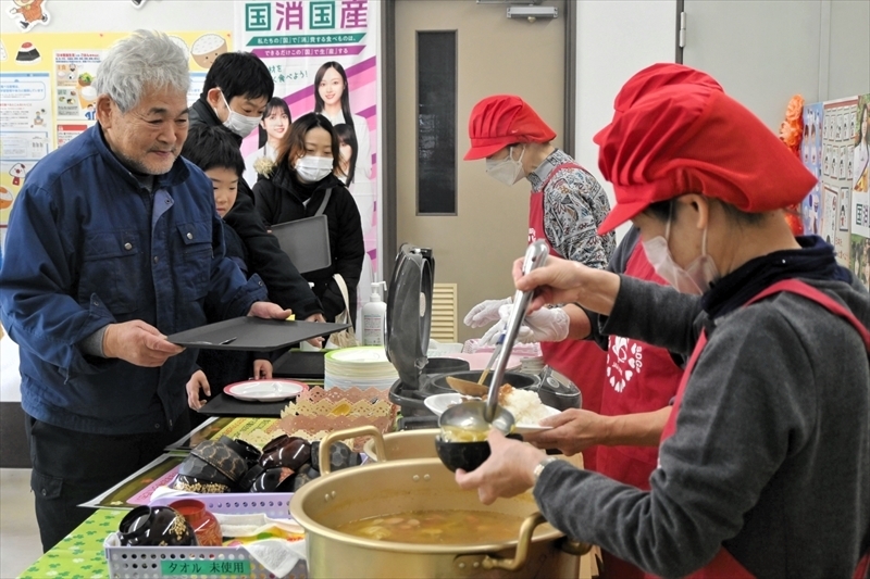 地域住民らにカレーなどを振る舞う女性部員