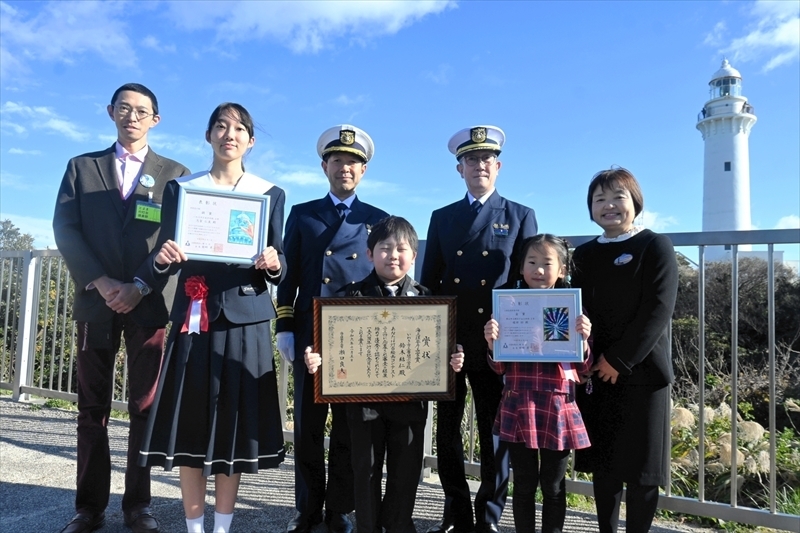 表彰伝達を受けた（前列左から）志賀さん、鈴木さん、堀田さん、後列右から２人目は藤井部長