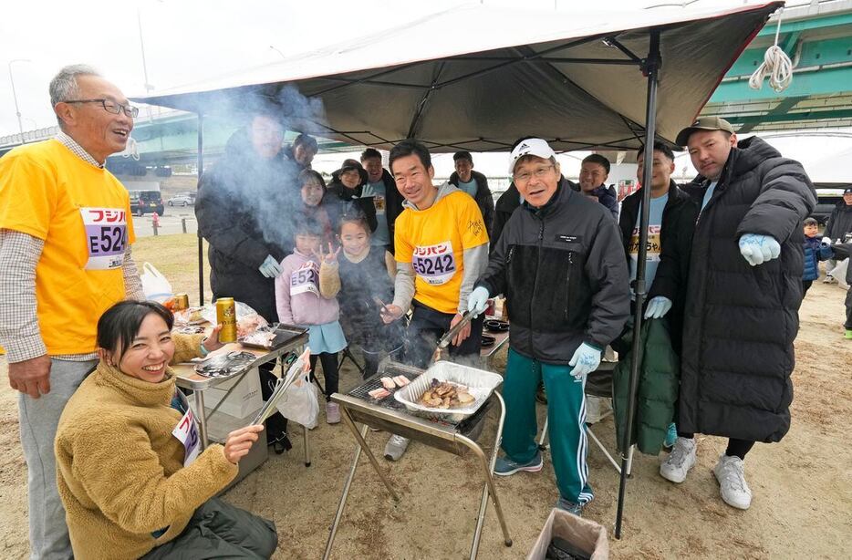 バーベキューに参加する間寛平ら＝淀川河川公園（撮影・甘利慈）