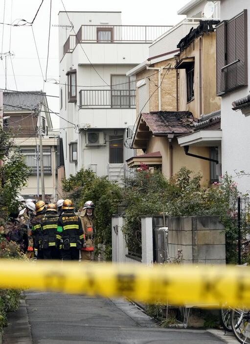 住宅火災のあった現場付近に集まる消防隊員ら＝13日午前10時52分、東京都江戸川区