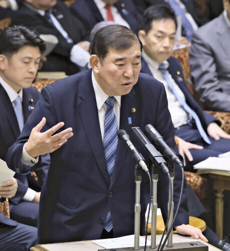 参院予算委員会で答弁する石破首相（１６日午前１０時３１分、国会で）＝川口正峰撮影