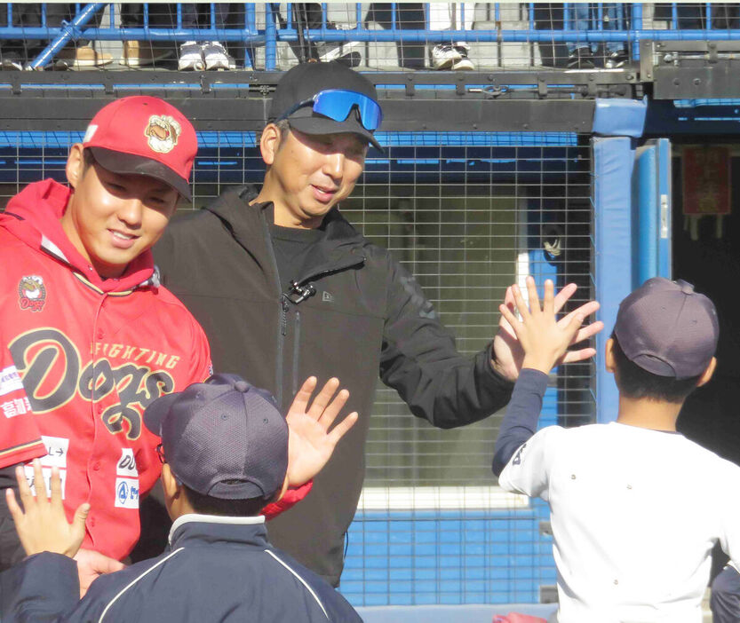 地元の高知で野球教室に参加した藤川監督（中央＝カメラ・小松　真也）