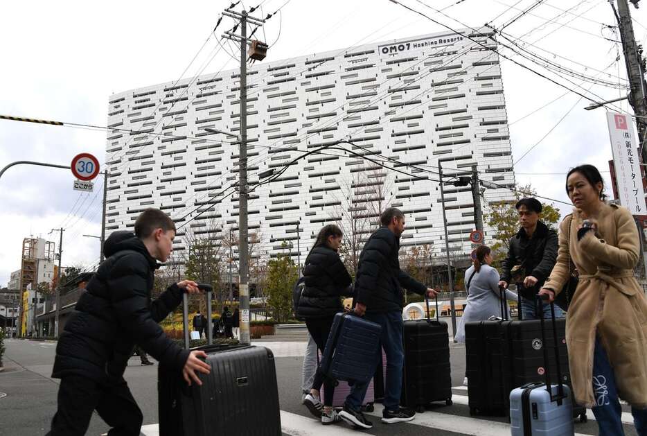 多くの旅行客が行き交う、JR新今宮駅前の星野リゾートのホテル周辺＝26日午後、大阪市浪速区（柿平博文撮影）