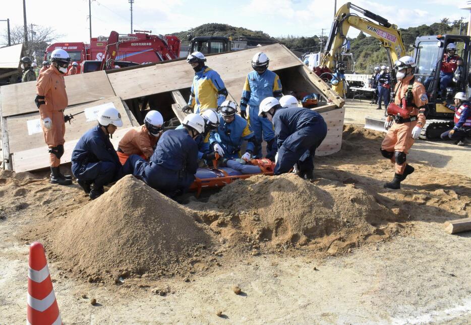 南海トラフ巨大地震を想定し防災訓練する県警関係者や消防隊員ら＝8日午前、三重県志摩市