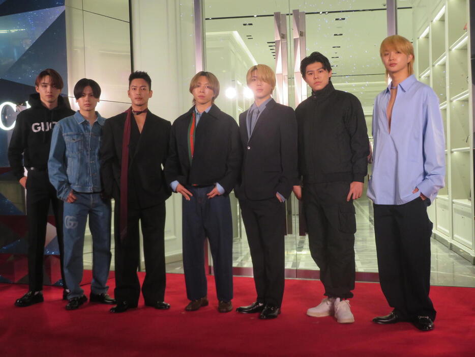 「グッチ六本木」オープニングイベントに出席したBE：FIRST。左からRYUHEI、MANATO、RYOKI、SOTA、SHUNTO、LEO、JUNON