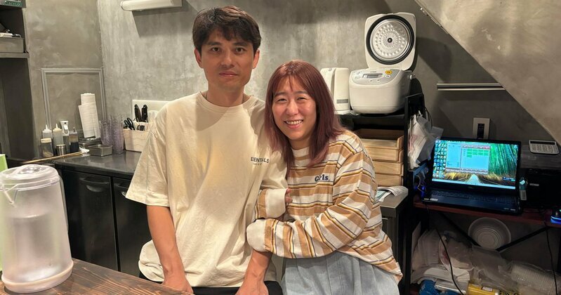 大阪・心斎橋「老季饂飩舗」オーナーの季さん（左）と徐さん（右）。以下、写真はすべて筆者撮影