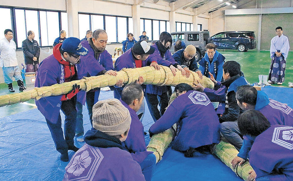 力を合わせて大しめ縄作りに取り組む氏子=白山市の白山比咩神社