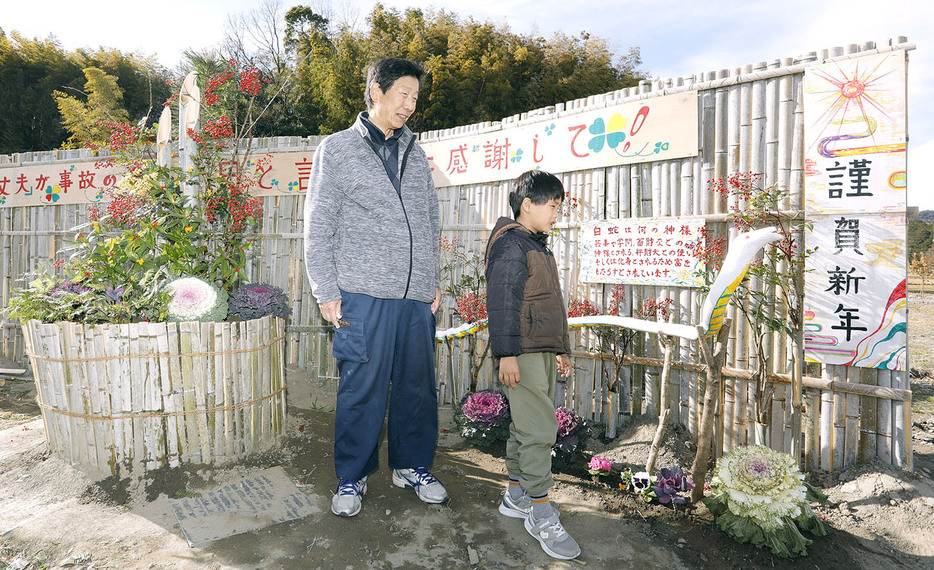 完成した蛇のオブジェなどを見る清水さんと陽太君＝嬉野一志町で