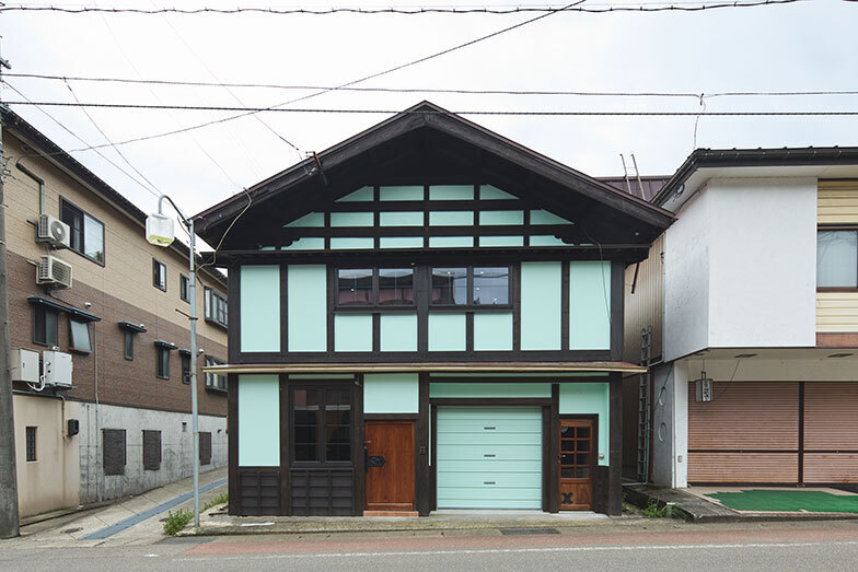 松代の商店街、まつだいカールベンクスハウスの目の前にある「三井屋」。屋根融雪システムや床暖房と薪ストーブを備えるなど豪雪地帯でも快適に暮らせるよう施されている（撮影／中田洋介）