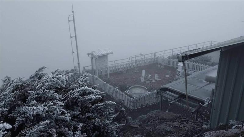 降霜と霧氷が観測された玉山の気象台（中央気象署提供）