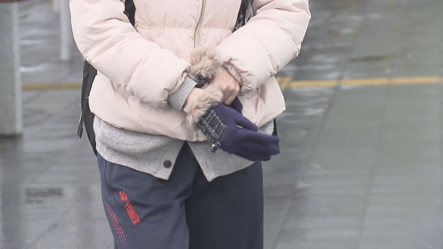 冷え込んだ朝に手袋をはめる人も＝22日午前8時ごろ、福井市内