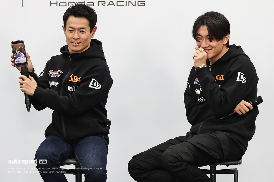 山本尚貴は、牧野の特技という「MotoGPに参戦するスペイン人やイタリア人ライダー独特の英語のモノマネ」を動画で公開した