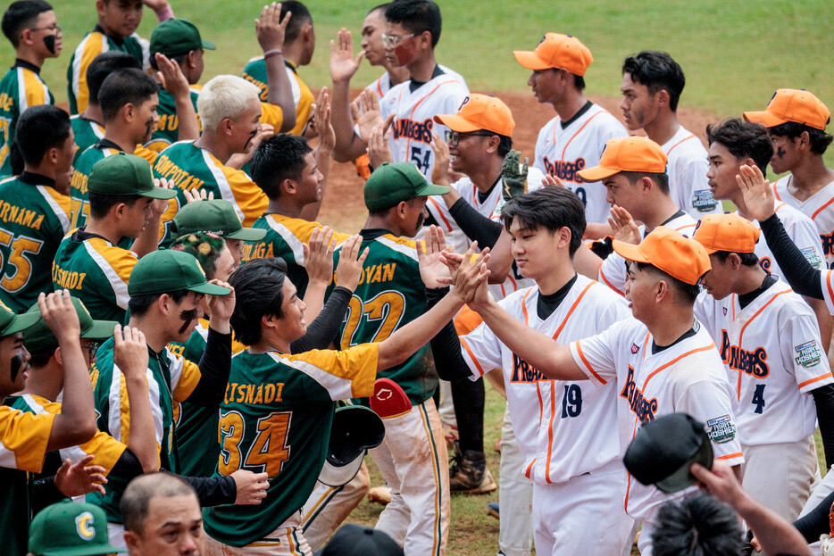 第１回「アジア甲子園」決勝を終え、健闘をたたえ合う選手たち＝２１日、ジャカルタ