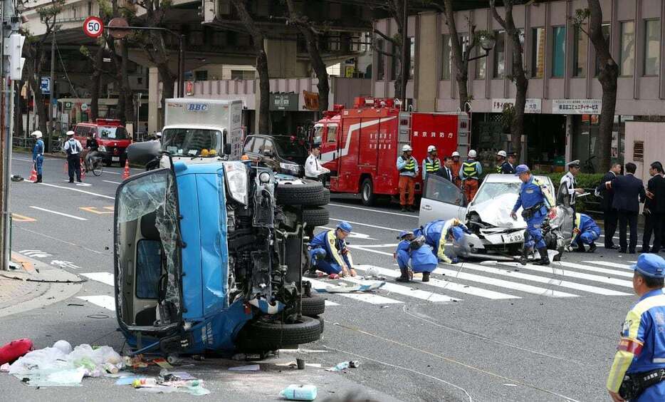 東京・池袋で車が暴走し、母子2人が死亡した事故現場を検証する捜査員ら