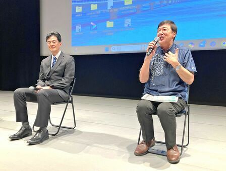 トークショーで来場者の質問に答える香川小元校長の國分一哉さん（右）と、赤道小の城間修司校長＝８日、糸満市潮崎町・くくる糸満