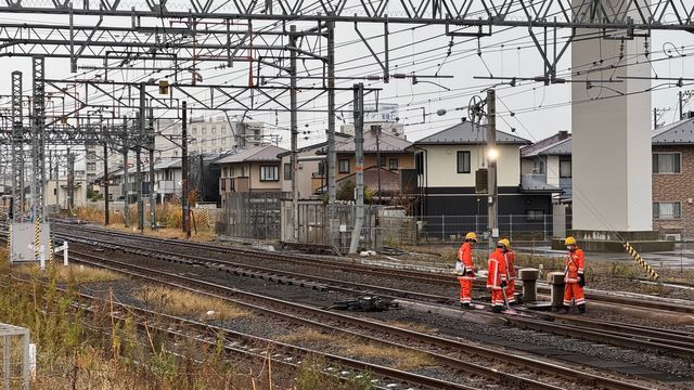 火事のあった現場を確認する作業員＝23日午前9時半ごろ、敦賀市木ノ芽町