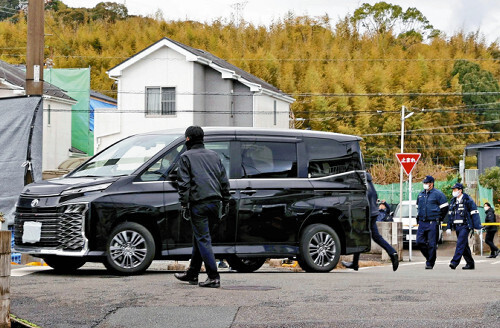 容疑者宅から運び出される車。事件当時、容疑者が使っていたとみられる（１９日午後、北九州市小倉南区で）