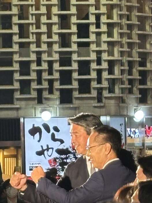 街頭演説でガッツポーズする国民民主党の榛葉賀津也幹事長（左）と古川元久代表代行＝20日夜、東京都港区（永原慎吾撮影）