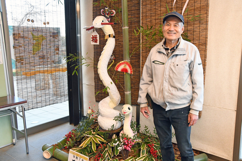 展示された彫刻作品と岩並さん＝館山