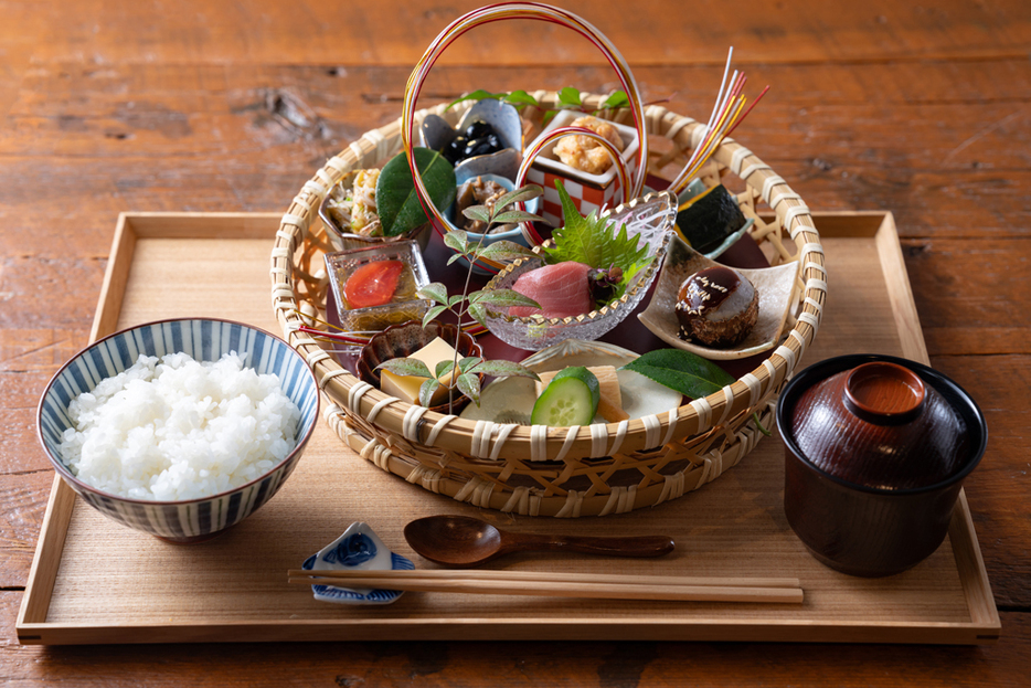 昼は定食、夜は居酒屋の顔を持つ理想の一軒が新宿御苑前に誕生