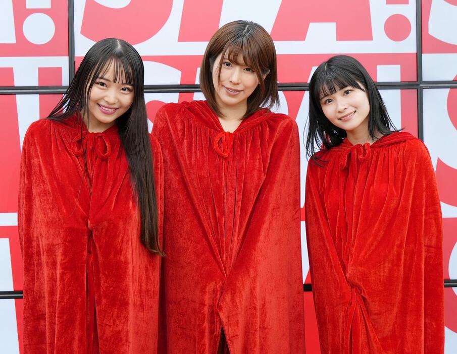 「ミスSPA！2024」のグランプリに選ばれた（左から）堀りまさん、吉瀬結さん、三田のえさん