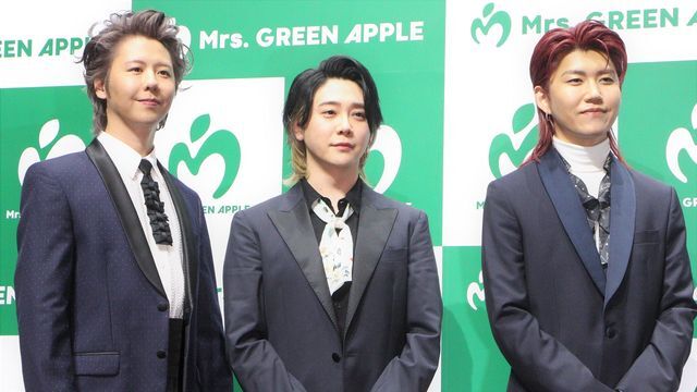 デビュー10周年企画記者発表に登場したMrs. GREEN APPLEの（左から）藤澤涼架さん、大森元貴さん、若井滉斗さん