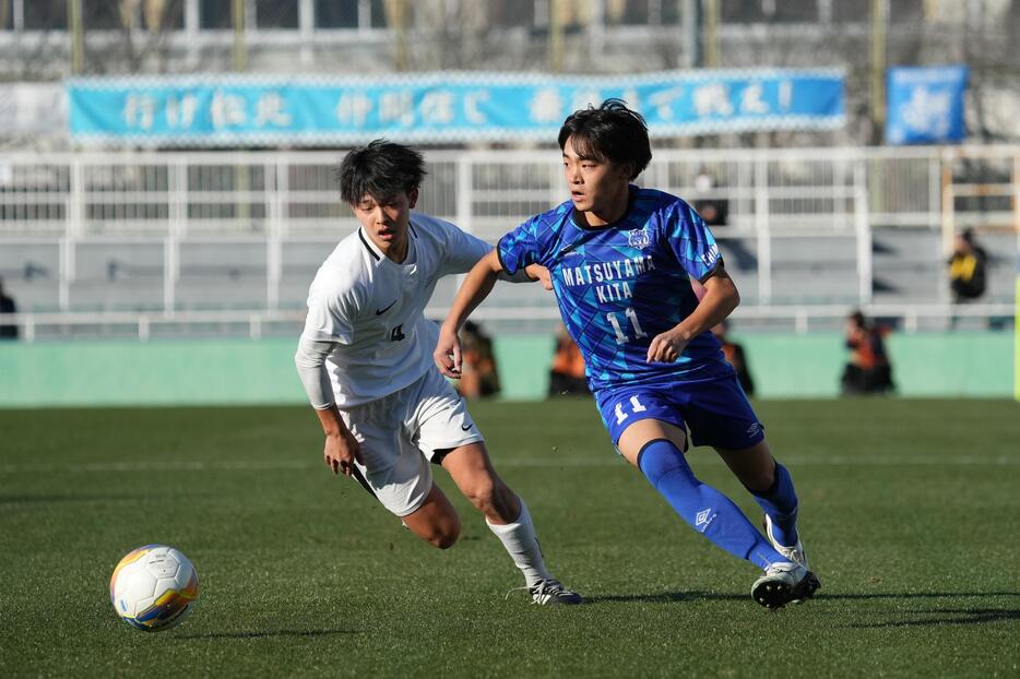 松山北（青）が初の選手権2勝でベスト16進出を決めた（写真◎小山真司）