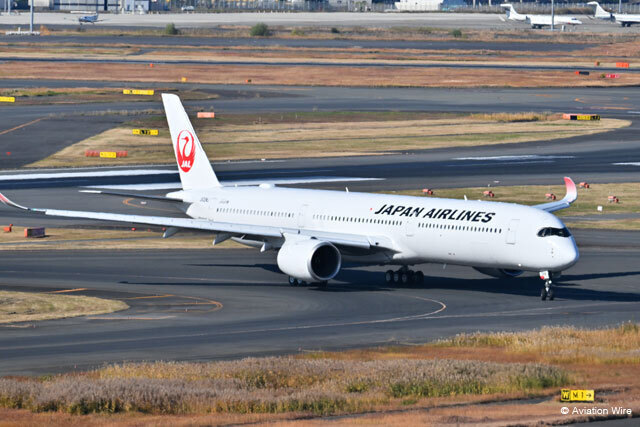 羽田空港の212番スポットへ向かうJALのA350-1000 8号機＝24年12月7日 PHOTO: Tadayuki YOSHIKAWA/Aviation Wire