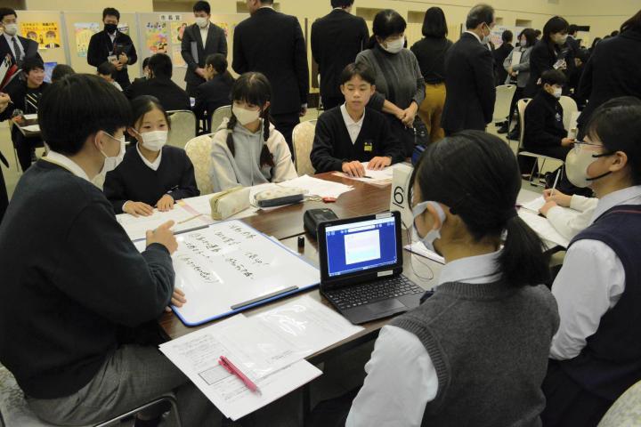 いじめゼロに向けて各校での取り組みを報告し合う小中学生＝26日午後、松山市湊町7丁目